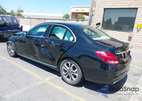 2018 Mercedes-Benz C 300 z USA, uszkodzony, nr VIN 55SWF4JB4JU243764